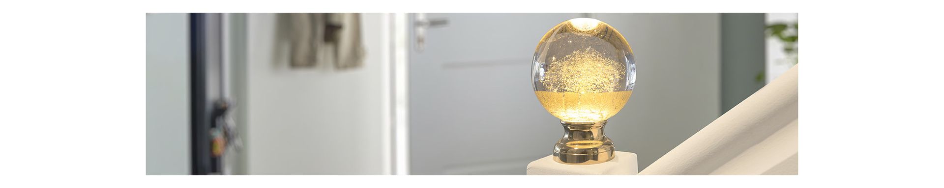 Boule en verre et or au départ d’un escalier