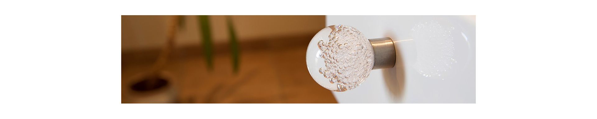 Bouton en verre installé sur un meuble