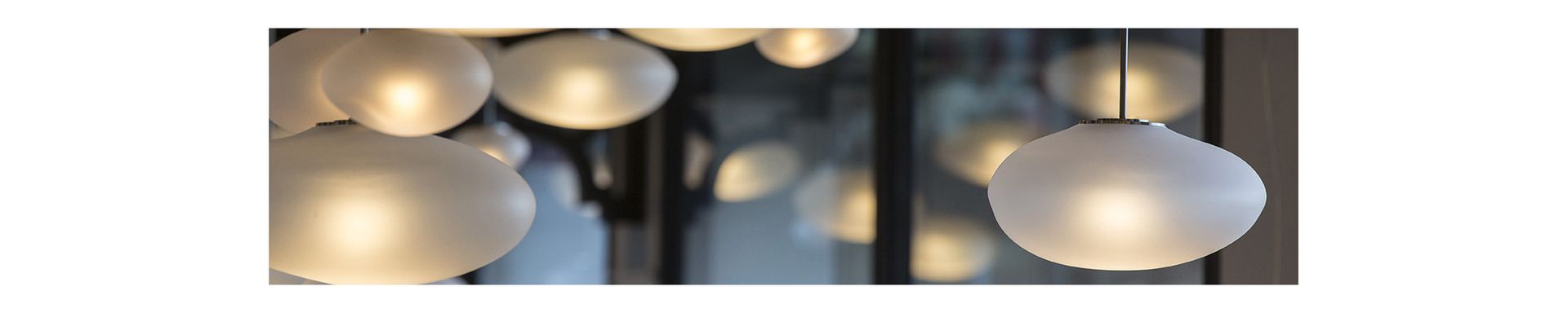 Luminaires en verre dans un intérieur