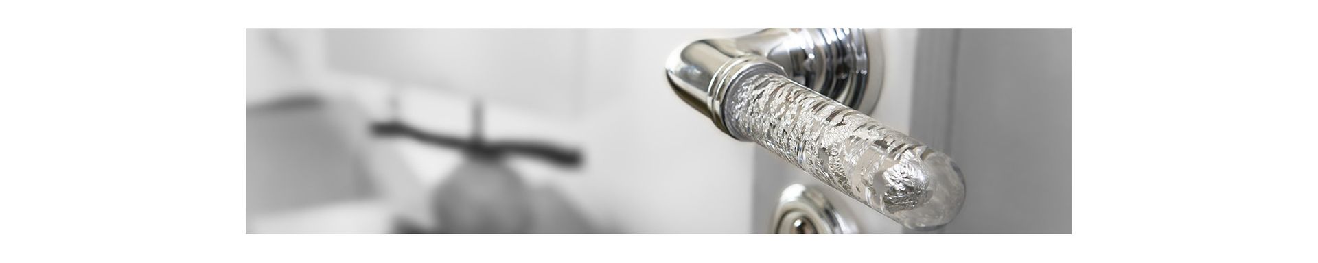 Poignée en verre installée sur une porte
